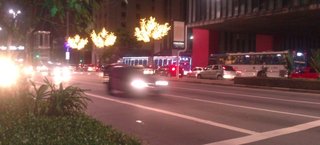 Ônibus com decoração de natal passa em frente ao Masp, na Avenida Paulista.